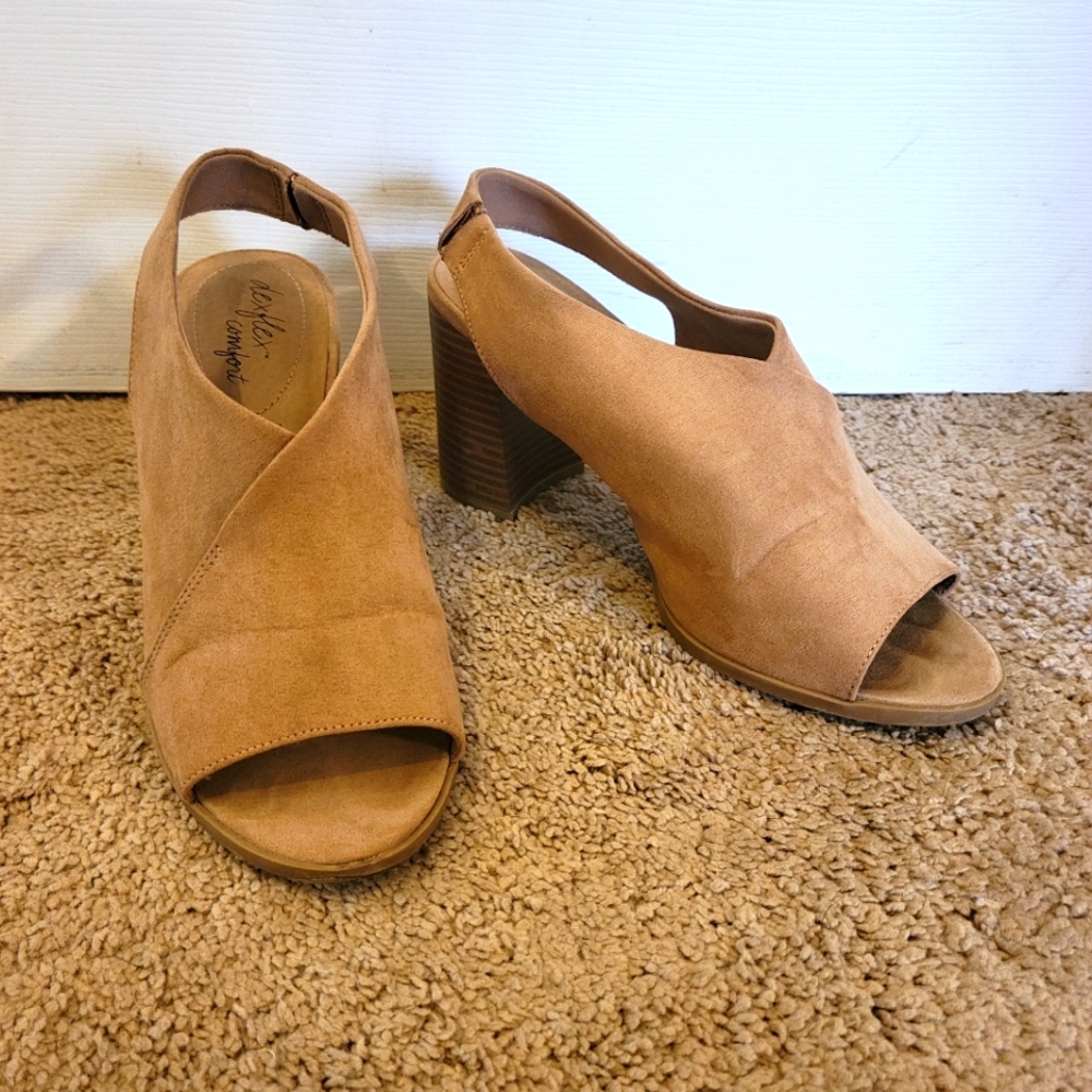 Dexflex comfort 3.5 inch heels size 8